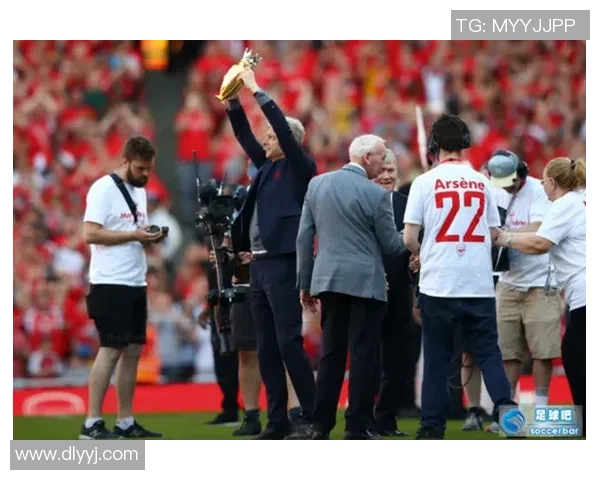 足球明星亲笔签名赠予美女瞬间引发热议与羡慕的浪潮